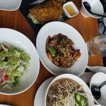 SEAK - Banh mi frites, Banh Xeo [Not recommended], Pad se ew [Too dry], Pho, Papaya salad [Not worth the money] - Vietnamese Near Me - Edgewater, New Jersey