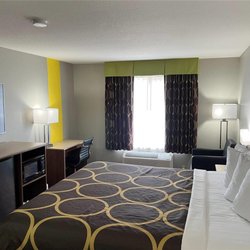 Super 8 by Wyndham Lake of the Ozarks - Guest room