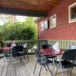 Bubba's Good Eats - Patio dining area