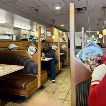 Marko's Cozy Cafe - Dining area - Cafes Near Me - Southfield, Michigan