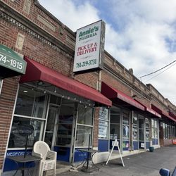 Annie's Pizzeria - Outside