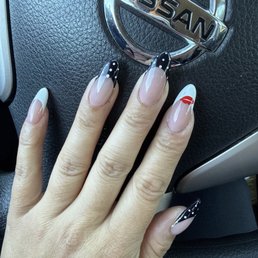 Tara is AMAZING. So talented and sweet! Thank you Tara! Love my nails!