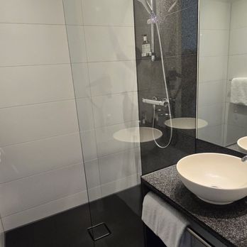 Motel One - Bathroom - Hotels Near Me - Amsterdam, New Hampshire