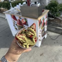 Delicious Dubai Strawberry Chocolate cup