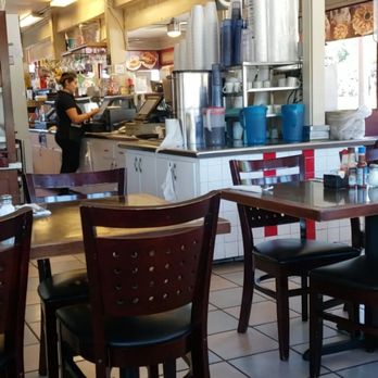 Tacos Sinaloa - Esta señora tiene que hacer mejor trabajo atendiendo la Gente. #BadService - Mexican Near Me - Santa Ana, California