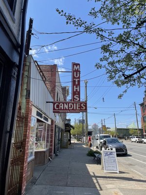 Muth's Candies by null