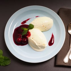 LEKEKREI Catering & Events - Topfenschaum mit Kirschragout
