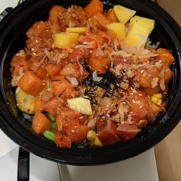 2 scoops salmon, 1 scoop yellowtail with semisweet sushi sauce