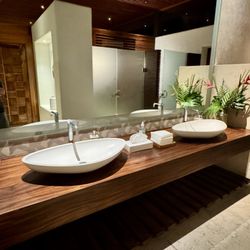 Hector's Kitchen - Really nice bathroom