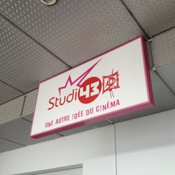 Studio 43 - L'entrée du Studio 43 se trouve en haut des escaliers extérieurs, sur la droite de l'entrée du Pôle Marine (côté parking)