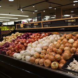 Roth's Fresh Markets - Stayton - onions