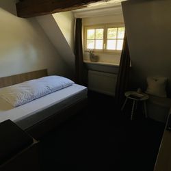 Hofgut Hohenkarpfen - Wenig Platz in Zimmer Nr. 8