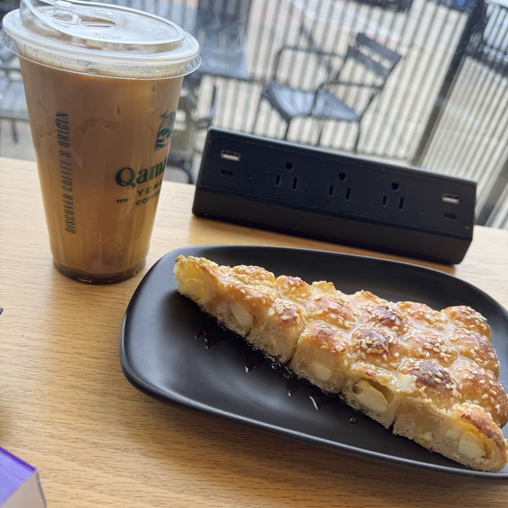 Iced Qamaria Latte + honeycomb