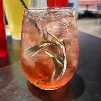 CV Tap House & Kitchen - Après ski spritz - Burgers Near Me - Centennial, Colorado