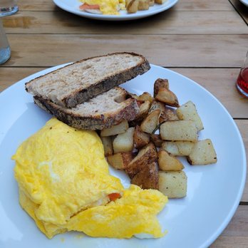 Beebe's - Onion, pepper and tomato omelette with potatoes - Pizza Near Me - Long Island City, New York Beebe's - Onion, pepper and tomato omelette with potatoes - Pizza Near Me - Long Island City, New York
