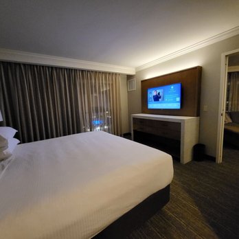 Hyatt Regency Valencia - Bedroom - Hotels Near Me - Valencia, California