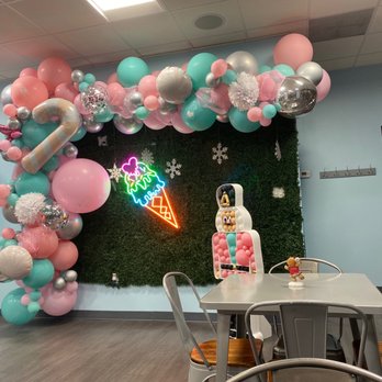 Howdy Homemade Ice Cream Katy - Awesome balloon display - Ice Cream & Frozen Yogurt Near Me - Katy, Texas
