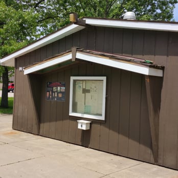 Chain O' Lakes State Park - Bathroom and shower Building - Parks Near Me - Spring Grove, Illinois