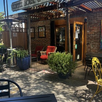 Bloomsbury Books - Garden eating area - Newspapers & Magazines Near Me - Ashland, Oregon