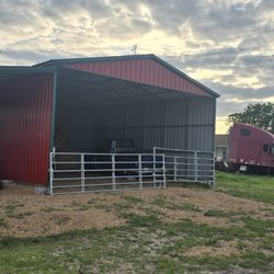Hill Top Sales - Barn with Lean-to