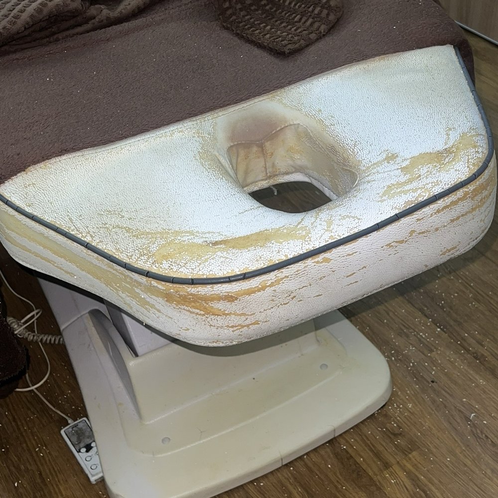 Ramada Park Hall Hotel & Spa - Dirty, old massage bed - Hotels Near Me - Wolverhampton, XWM