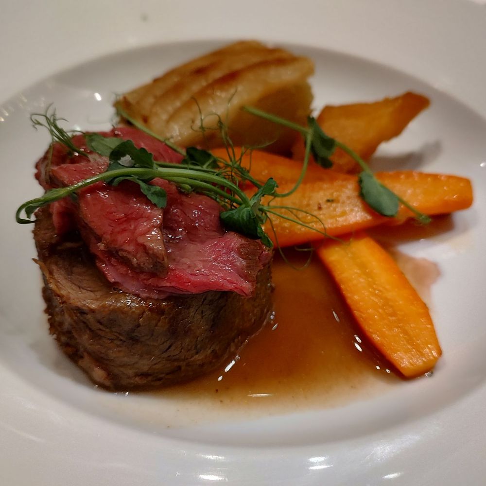 Restaurant de l'ITHQ - Highland beef slices topped roast with carrots, potatoes and turnip - French Near Me - Montreal, Quebec Restaurant de l'ITHQ - Highland beef slices topped roast with carrots, potatoes and turnip - French Near Me - Montreal, Quebec