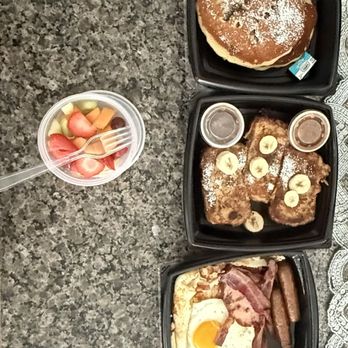 Black Bear Diner Murrieta - The Grizz Cubs Chocolate Chip Pancakes Cinnamon Roll French Toast fruit bowl - American Near Me - Murrieta, California