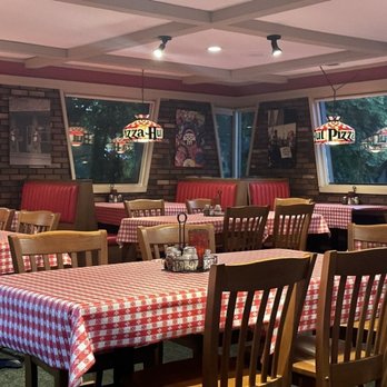 Pizza Hut - Cannot tell you how clean and well kept this classic dining room is. Love this Pizza Hut! - Pizza Near Me - Charlevoix, Michigan