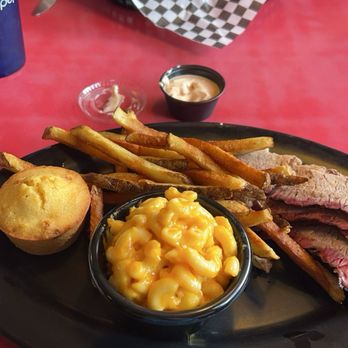 Hole in the Wall Barbecue - Macaroni and Cheese, Smoked Brisket Plate, Sweet Corn Muffin - Barbeque Near Me - Eugene, Oregon