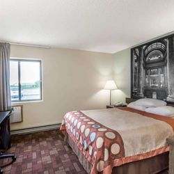 Super 8 by Wyndham Luverne - Guest room