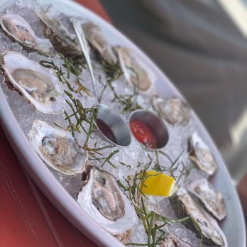 The Hudson - a platter of oysters on ice - New American Near Me - New York, New York