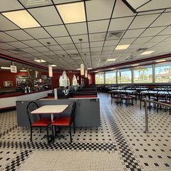 Steak ’n Shake - Inside