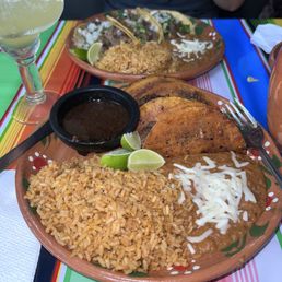 Birria tacos con consomé Birria tacos con consomé