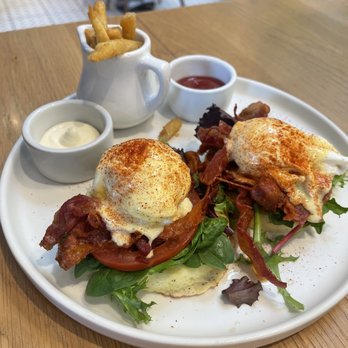 Flipper’s - Eggs Benedict - Pancakes Near Me - New York, New York