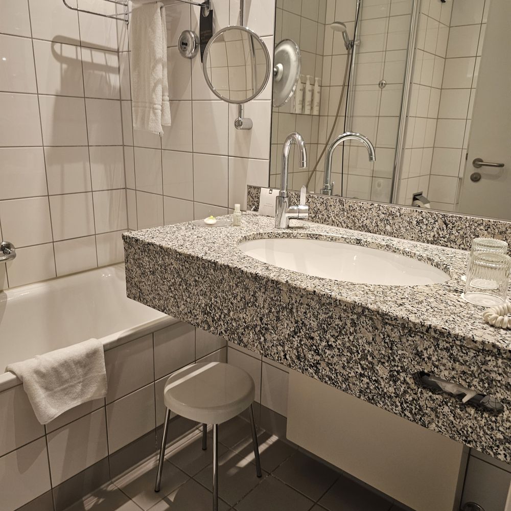 Courtyard by Marriott Duesseldorf Hafen - Hotels Near Me - Duesseldorf, NW Courtyard by Marriott Duesseldorf Hafen - Hotels Near Me - Duesseldorf, NW