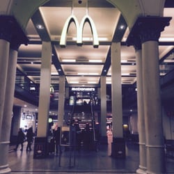 McDonald's - Imposanter Eingang, nichts dahinter