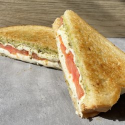 Jarheads Food Truck - Camo Melt
Fresh mozzarella cheese, pesto spread and roma tomatos