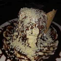 Eisdiele Pinoccio - Spaghetti Banana Eis mit Schokosoße