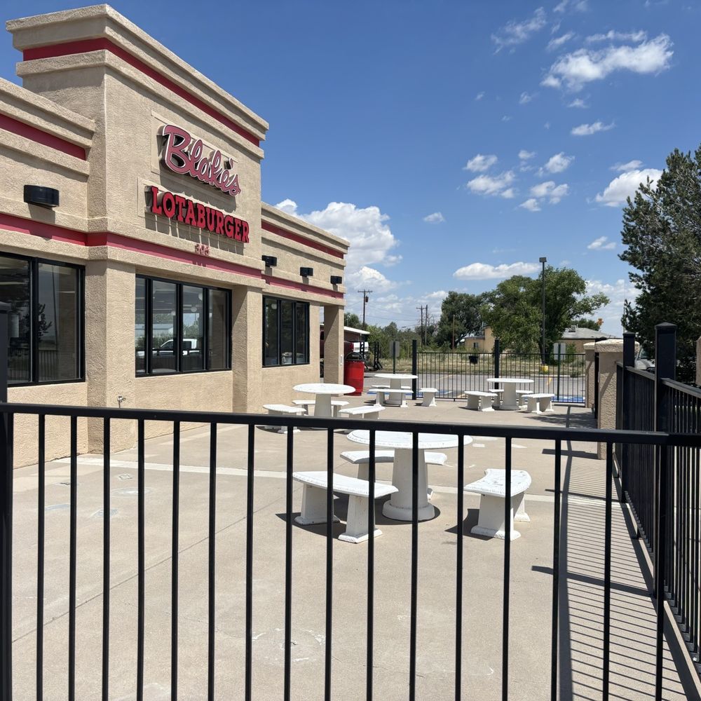 Blake's Lotaburger - Nice clean lil porch for your pleasure - Burgers Near Me - Moriarty, New Mexico
