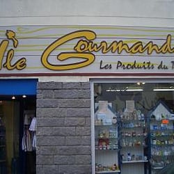 L'île gourmande - Devant, il y a une jolie placette ombragée, mais gaffe! ce sont des muriers, ça tache.