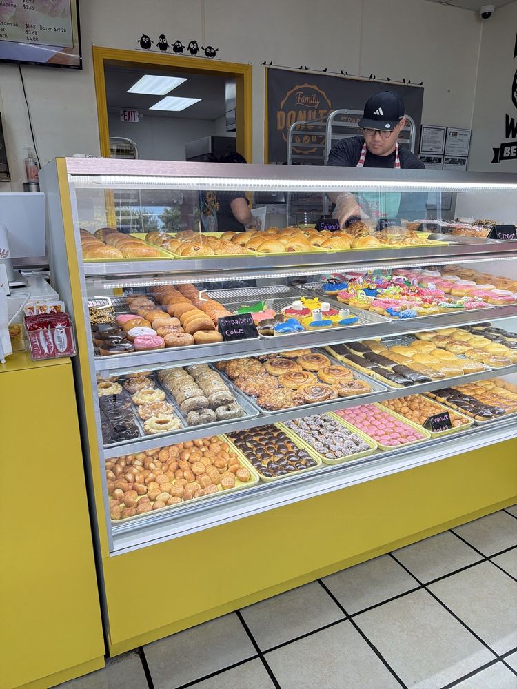 Family Donuts Logo