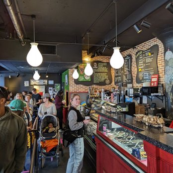 J P Licks - Charles Street - customers at the counter - Ice Cream & Frozen Yogurt Near Me - Boston, Massachusetts