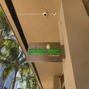 La Tour Cafe - Outside - Cafes Near Me - Honolulu, Hawaii