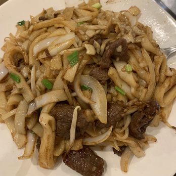 Mini Garden Orient Cuisine - Beef Chow Funn (Dry) - mostly onions with a pinch of bean sprouts??? - Cantonese Near Me - Honolulu, Hawaii