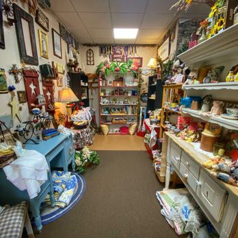 Two Ole Hens - Very colorful antiques and gifts - Antiques Near Me - San Antonio, Florida