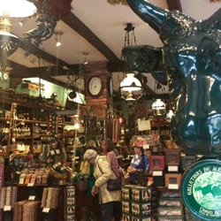 La Barata - El interior es sencillamente espectacular. No te esperas encontrar una tienda así más que en grandes urbes.