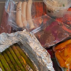 Unverhofft - Übsersicht, Bratwurst, grüner Spargel, Irische Steakhüfte, oben am rand Reissalat und recht marinierte Hähnchenbrust