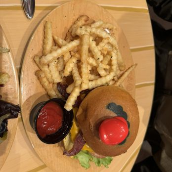 Toadstool Cafe - Bacon cheeseburger - Cafes Near Me - Universal City, California