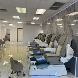 Lux Nails Spa