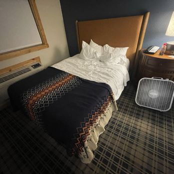 Outbound Mammoth - AC not working. They gave us a loud fan to use instead. - Hotels Near Me - Mammoth Lakes, California